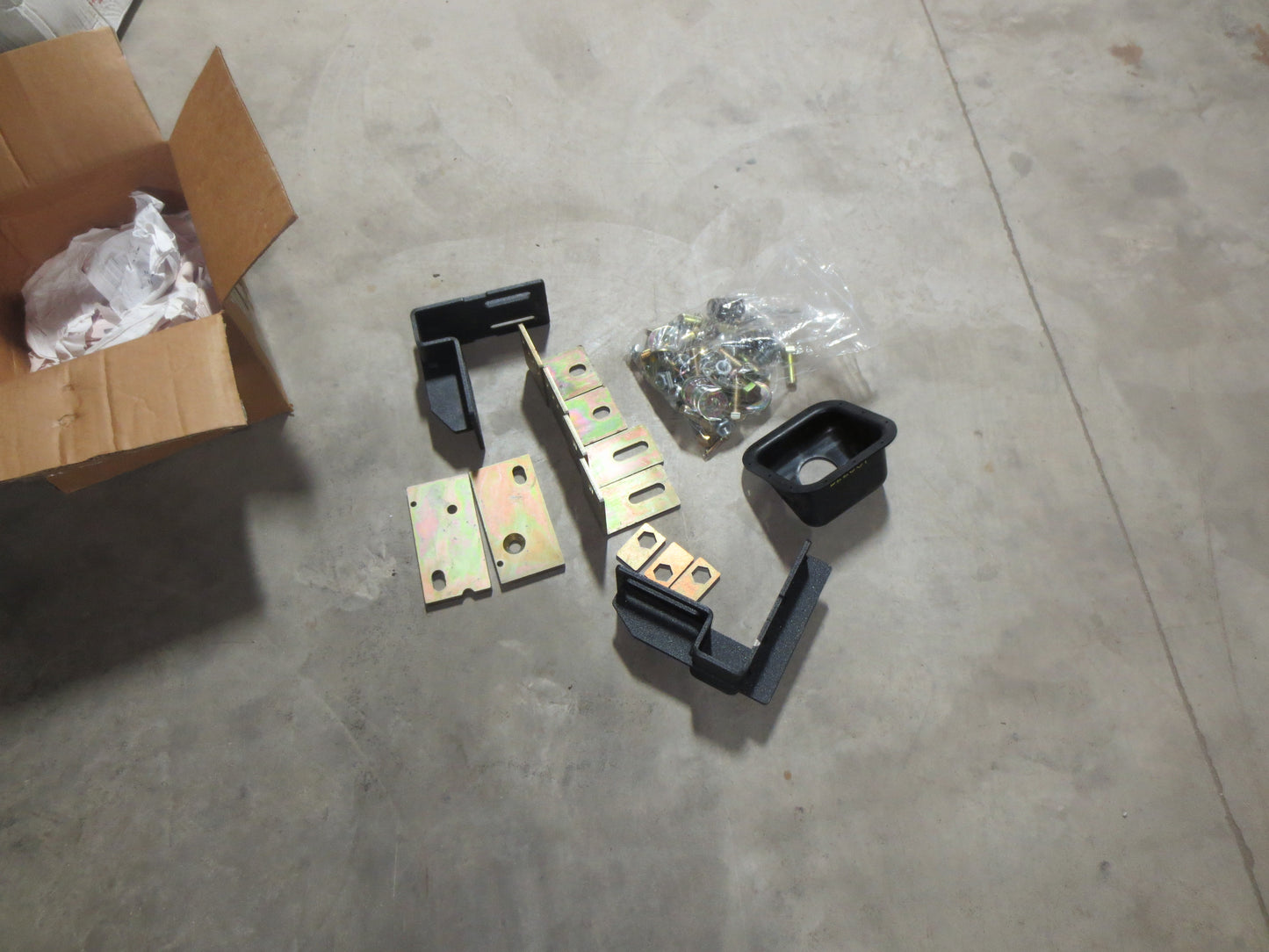 Clearance! CM/Dakota Service Body 98-inch Install Mounting Kit, Fits Ford 2017  - 7180699